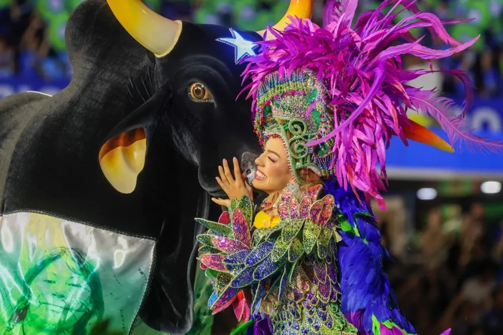 Festival de Parintins 2026: Boi Caprichoso exalta os guardiões da floresta abrindo a segunda noite de apresentações